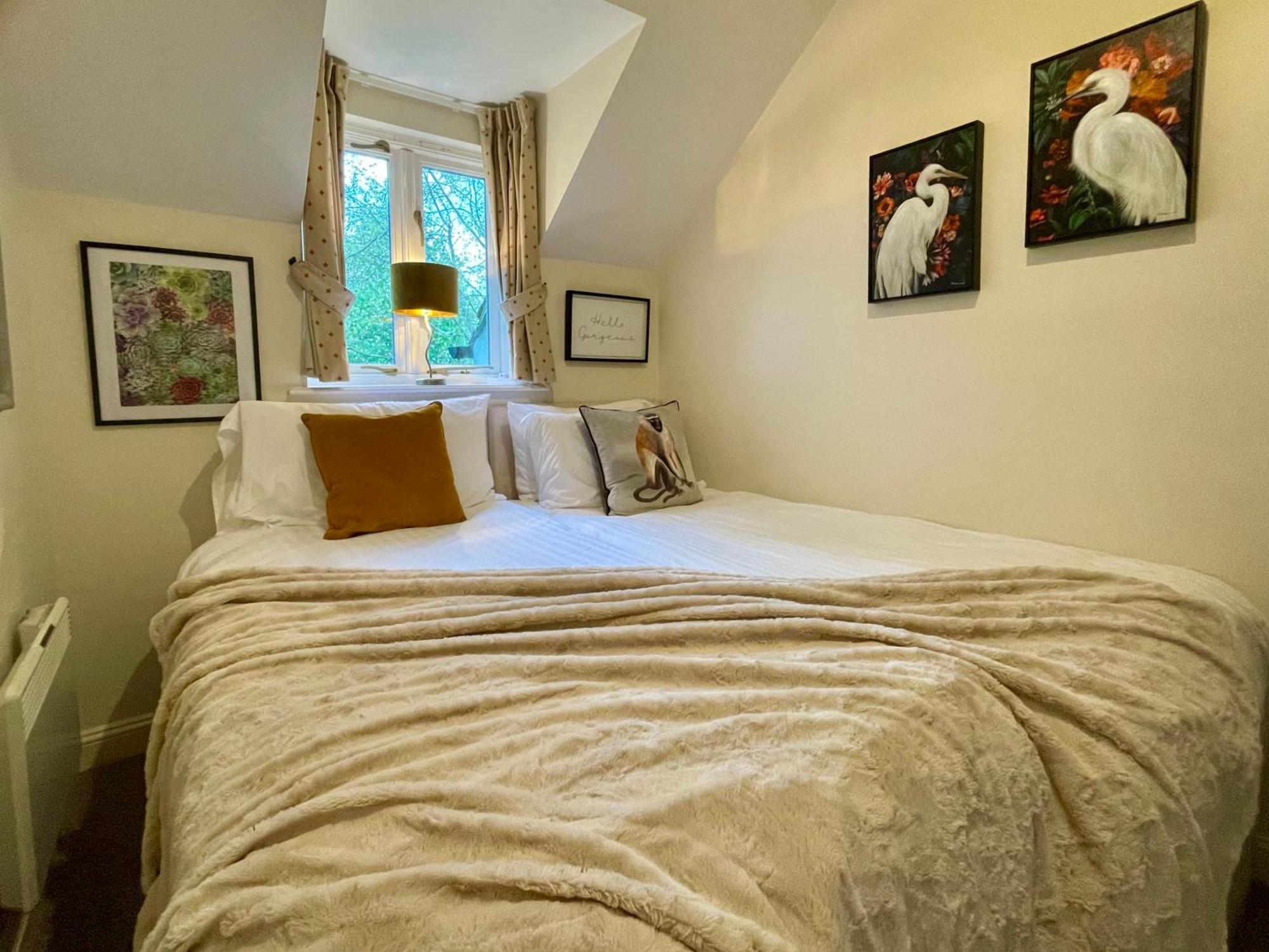 Cosy Cotswold Lodge By Your Home Here - Summer Sale For 3 Plus Nights - Ideal For Families With Log-Burner, Spa, Private Parking And Heated Swimming Pools Ashton Keynes Esterno foto