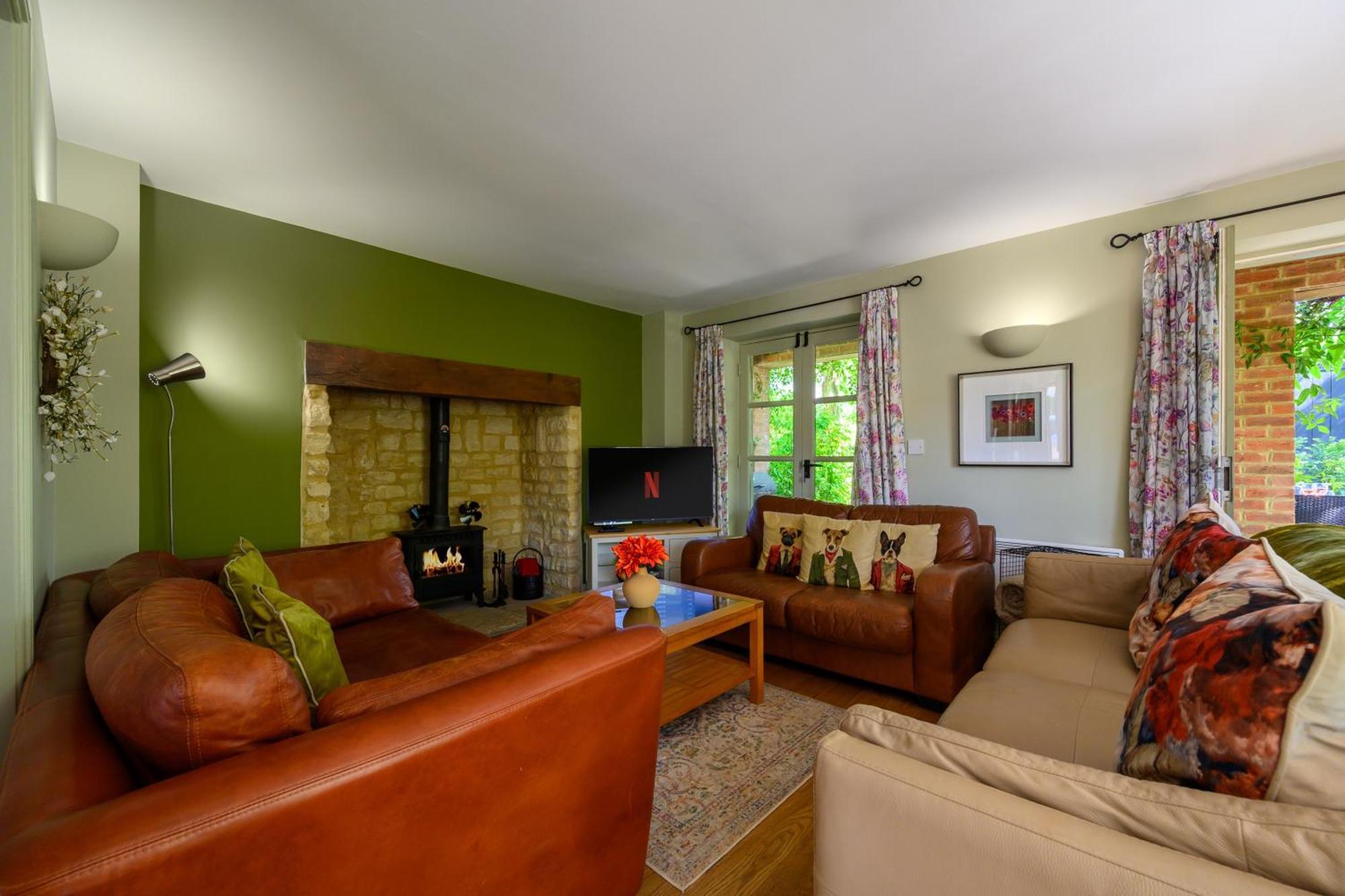 Cosy Cotswold Lodge By Your Home Here - Summer Sale For 3 Plus Nights - Ideal For Families With Log-Burner, Spa, Private Parking And Heated Swimming Pools Ashton Keynes Esterno foto