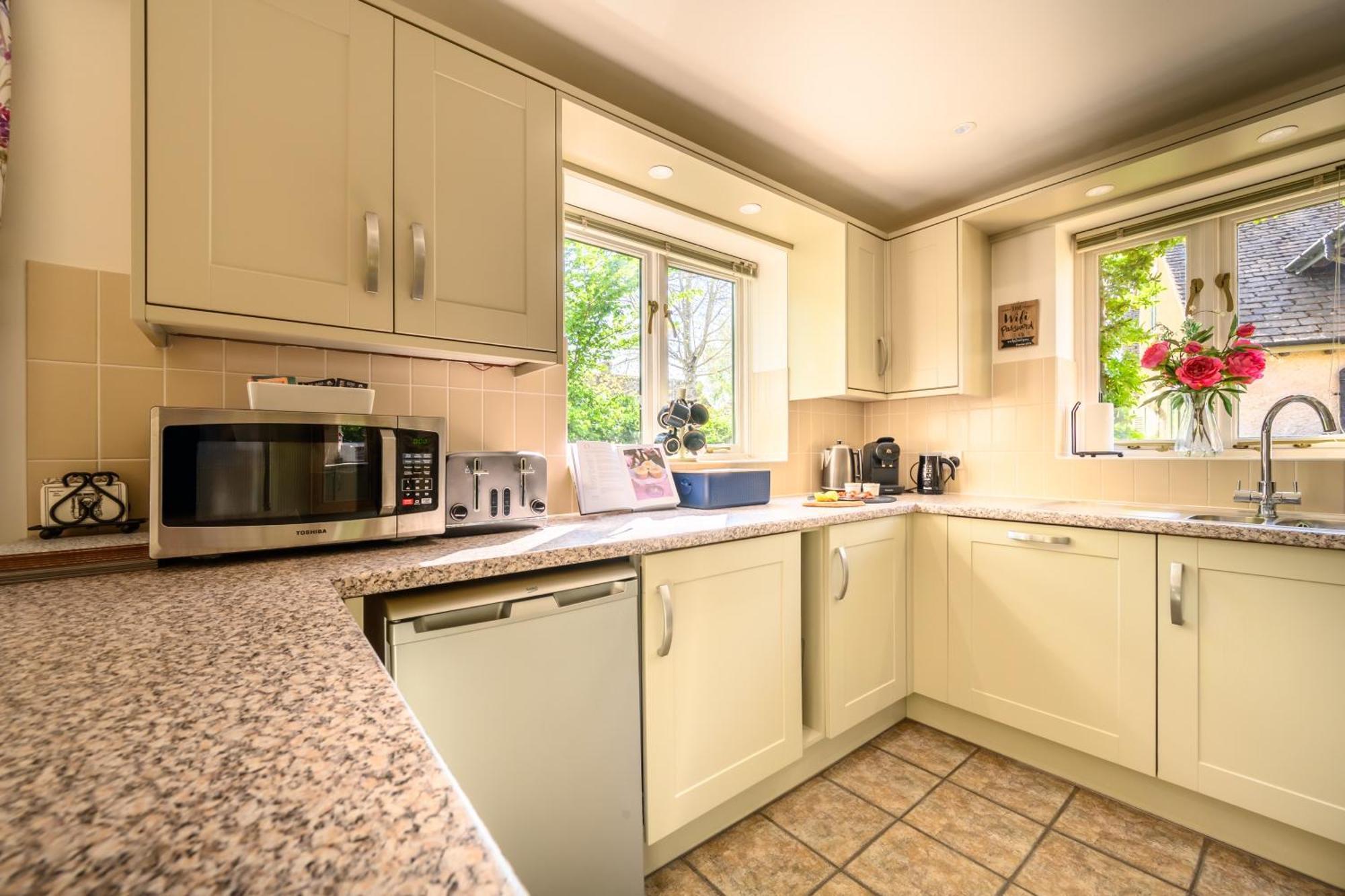 Cosy Cotswold Lodge By Your Home Here - Summer Sale For 3 Plus Nights - Ideal For Families With Log-Burner, Spa, Private Parking And Heated Swimming Pools Ashton Keynes Esterno foto