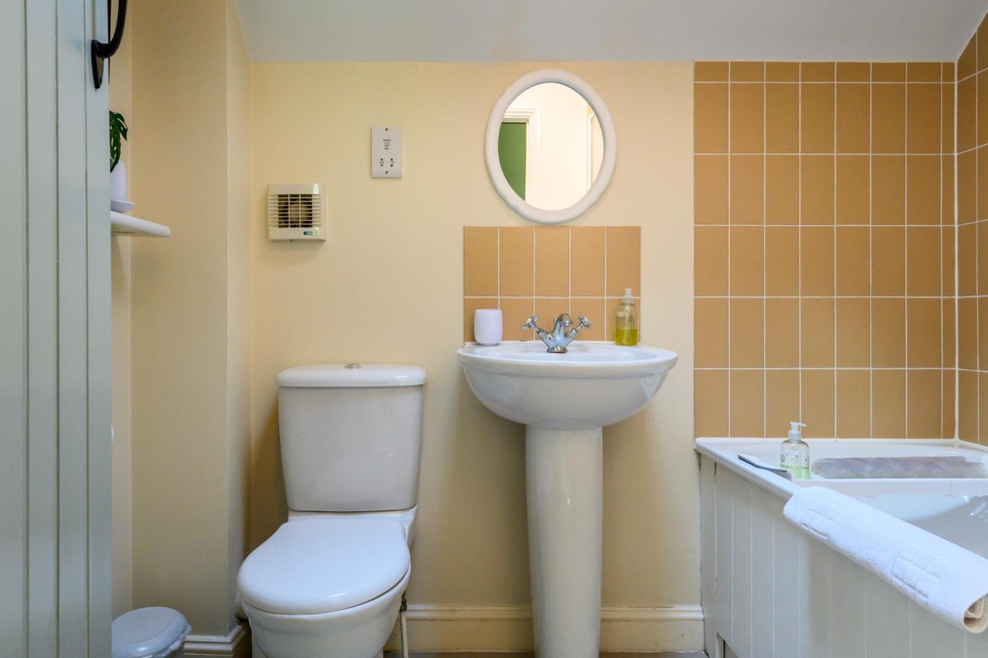 Cosy Cotswold Lodge By Your Home Here - Summer Sale For 3 Plus Nights - Ideal For Families With Log-Burner, Spa, Private Parking And Heated Swimming Pools Ashton Keynes Esterno foto