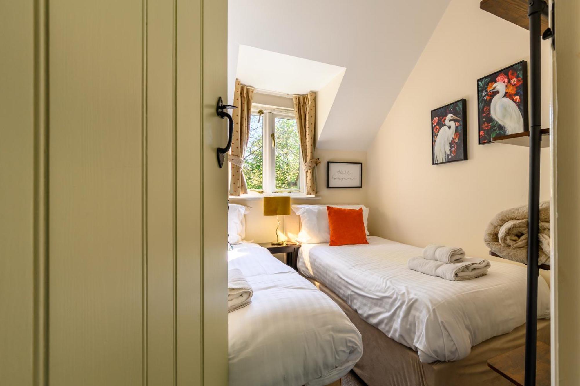 Cosy Cotswold Lodge By Your Home Here - Summer Sale For 3 Plus Nights - Ideal For Families With Log-Burner, Spa, Private Parking And Heated Swimming Pools Ashton Keynes Esterno foto