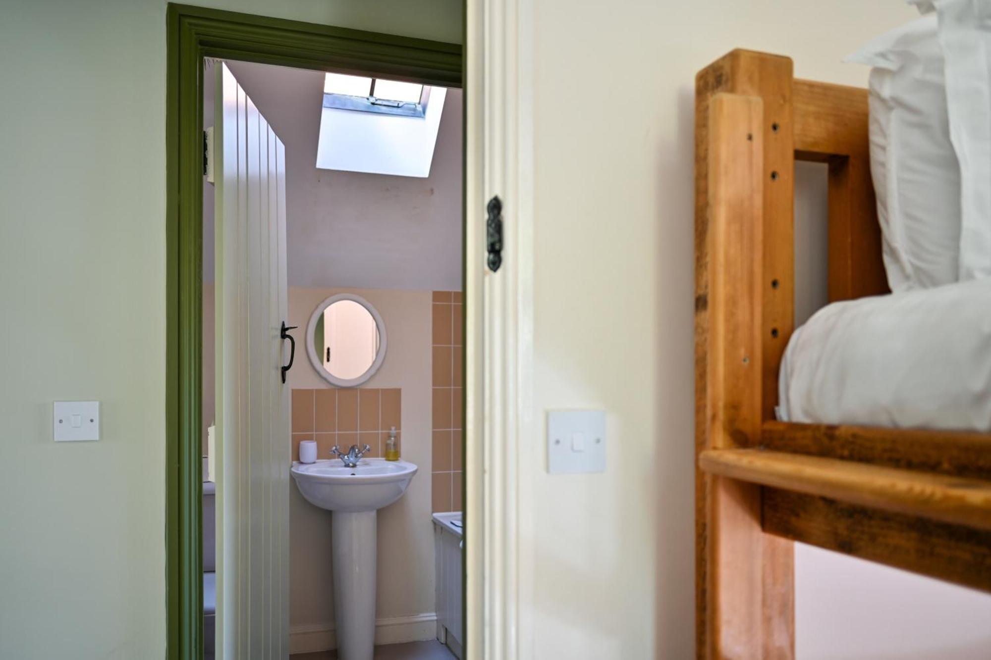 Cosy Cotswold Lodge By Your Home Here - Summer Sale For 3 Plus Nights - Ideal For Families With Log-Burner, Spa, Private Parking And Heated Swimming Pools Ashton Keynes Esterno foto